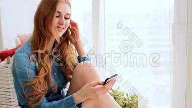 女孩在家放松，用手机发短信。年轻女子在智能手机、手机上发短信。人